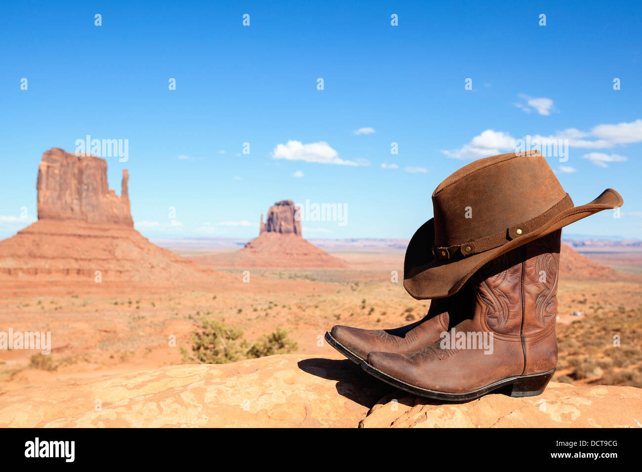 cowboy boots and hat in front of Monument Valley Stockfoto