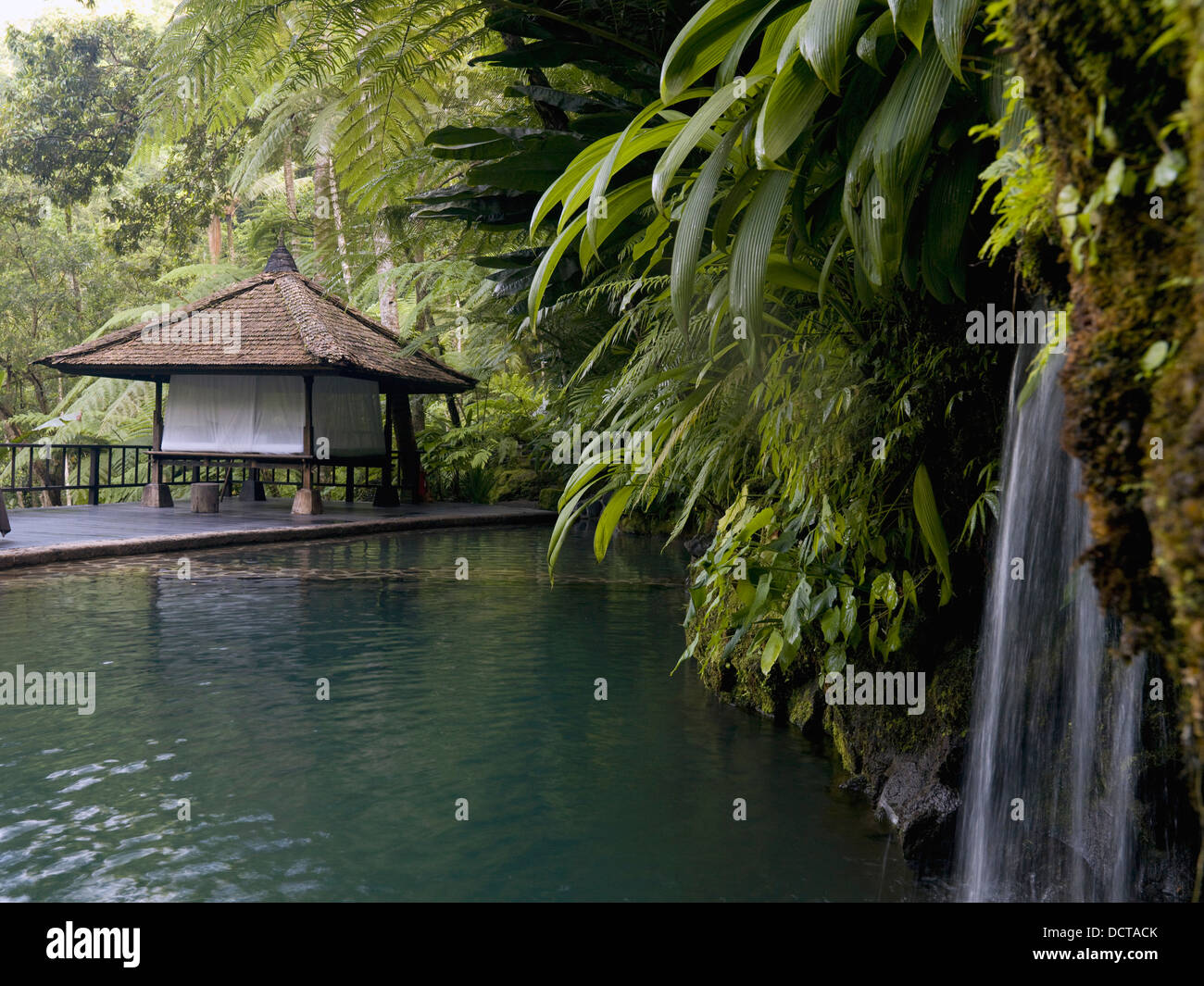 Tropische Hütte In Lagune, Bali Stockfoto