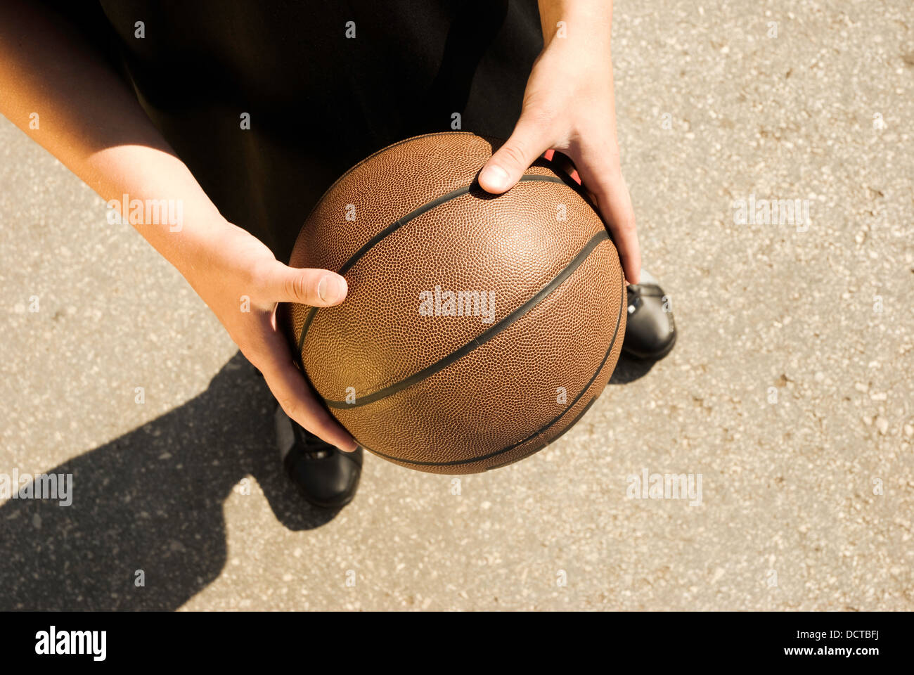 Basketball auf der Straße Stockfoto