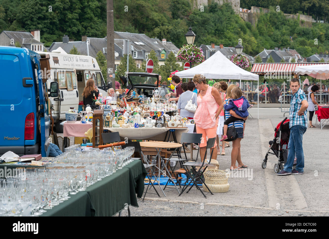 Menschen beim Einkaufen auf dem Markt Brocante in Belgien Platz Gemüsemus Stockfoto