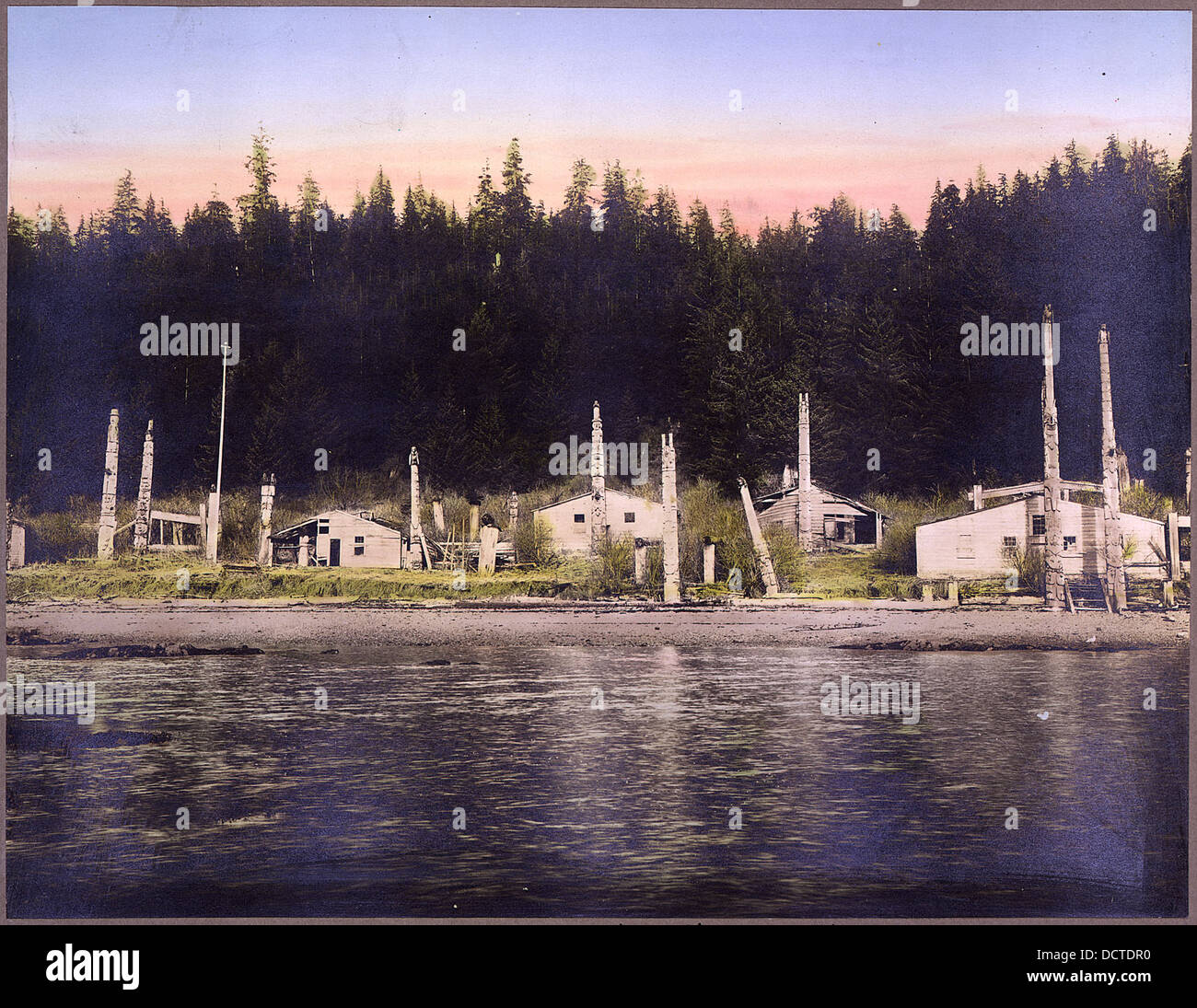 Dieses Farbfoto zeigt Old Kasaan, Alaska, und bietet einen Einblick in das historische Dorf und die Umgebung Alaskas, was das Erbe und die Architektur der Region unterstreicht. Stockfoto