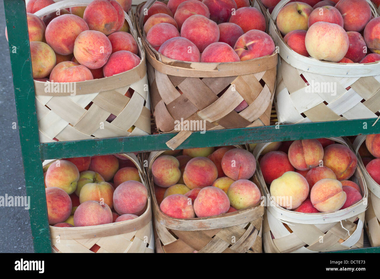 Körbe voll reif, bunte Pfirsiche zum Verkauf an einer im Markt Stockfoto