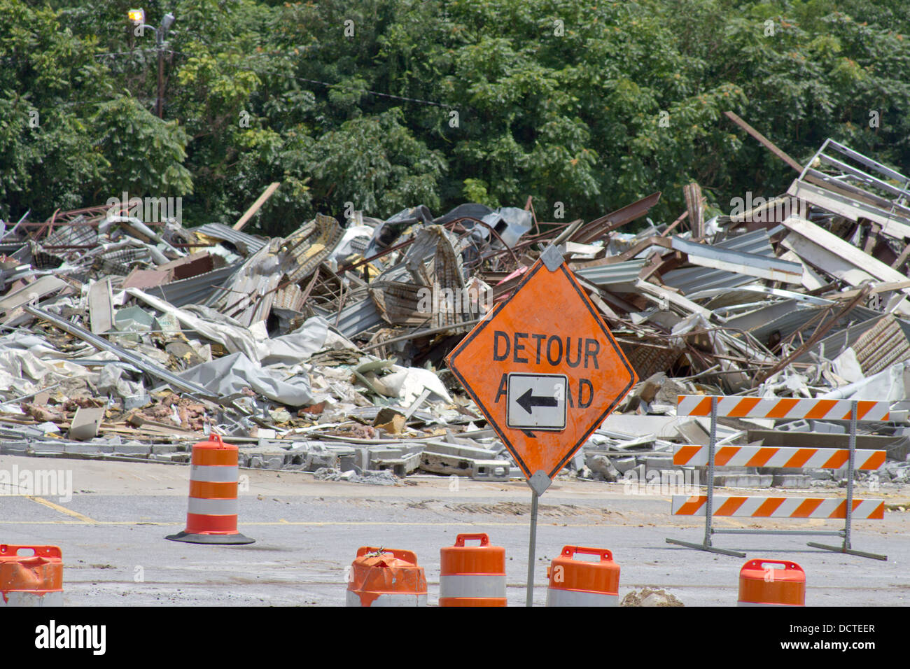 Eine orange Umweg Zeichen vor einem abgerissenen Gebäude Stockfoto