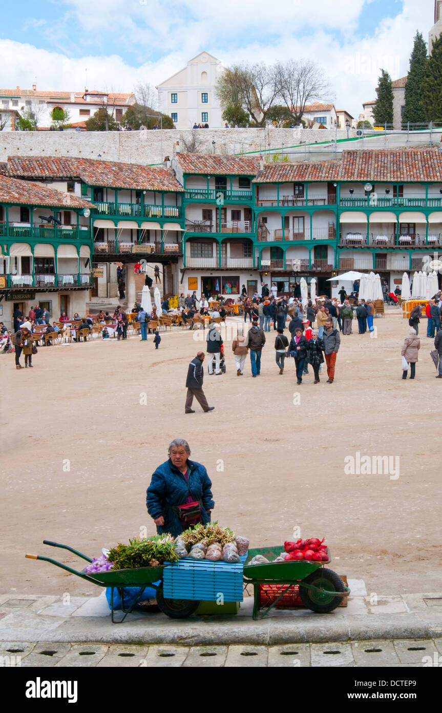 Alte Frau Verkauf Knoblauch und Zwiebeln am Hauptplatz. Chinchon, Provinz Madrid, Spanien. Stockfoto