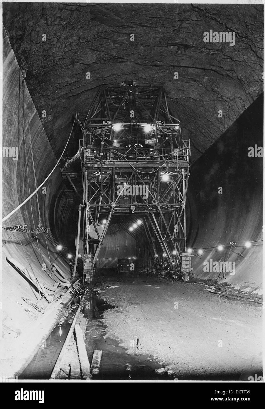 Konkrete Lafette verwendet bei der Platzierung von 110 Grad Top-Bogen Beton in der Abzweigung Tunnel--293689 Stockfoto