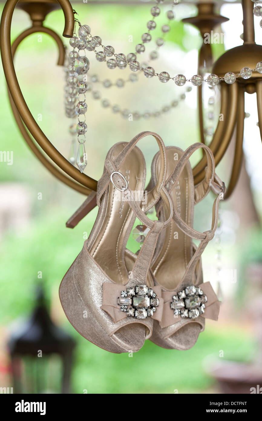 Eine Braut Hochzeit Tag Schuhe von einem Kronleuchter hängen. Stockfoto