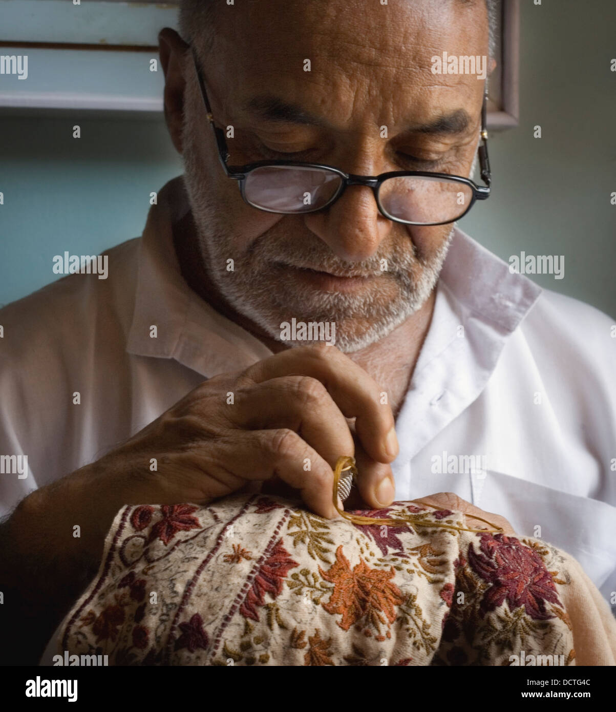 Mann tut Handarbeiten; Srinagar, Kaschmir, Indien Stockfoto