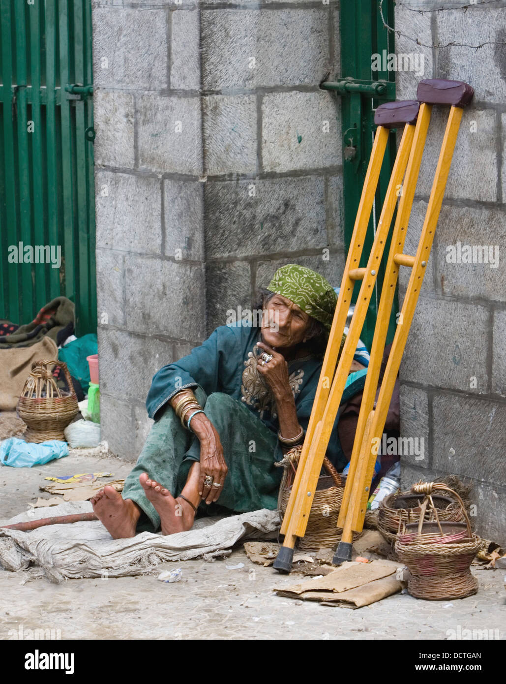 Arme behinderte Person mit Krücken; Makhdoom Sahib Schrein, Srinagar, Kaschmir, Indien Stockfoto