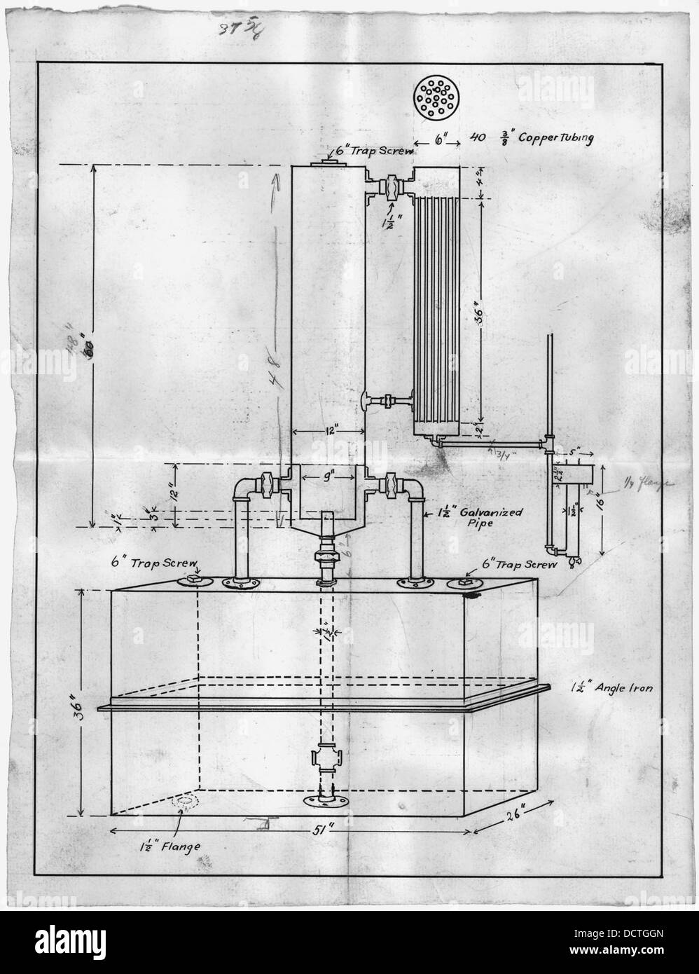 Diese Abbildung zeigt eine Destillationsanlage, eine Vorrichtung, die in Destillationsprozessen verwendet wird. Destillationsgeräte wurden häufig für die Herstellung von Alkohol oder ätherischen Ölen verwendet und spielten eine bedeutende Rolle in der frühen chemischen und pharmazeutischen Industrie. Stockfoto