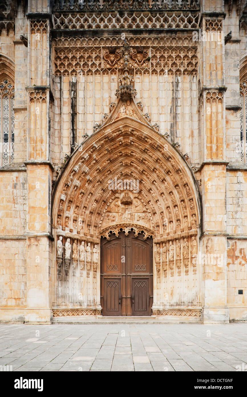 Eine Tür im 14. Jahrhundert Kloster von Santa Maria Victoria, besser bekannt als Batalha (Battle Abbey); Batalha, Portugal Stockfoto