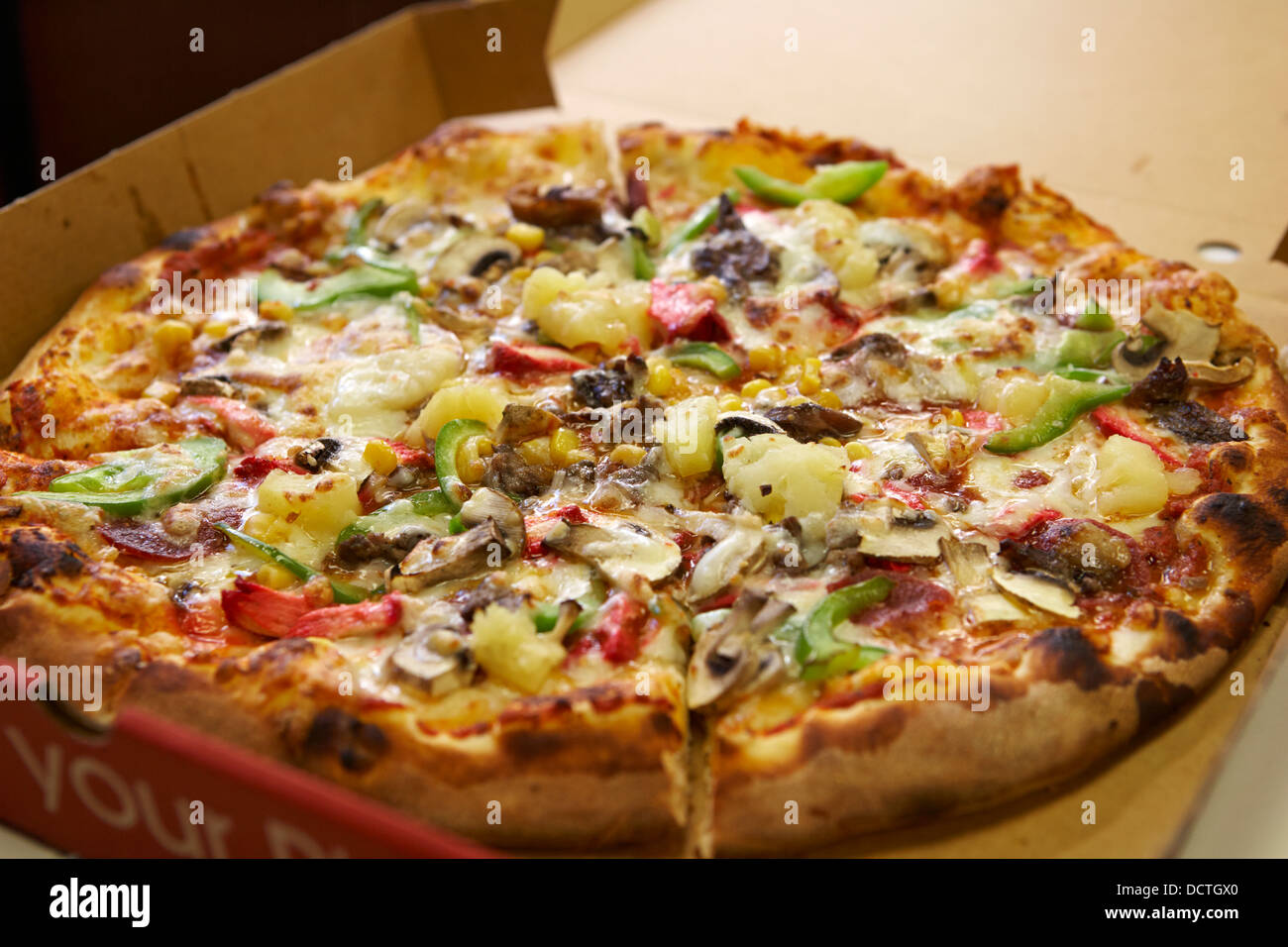 große gemischte Richtfest billige Pizza zum mitnehmen Stockfoto