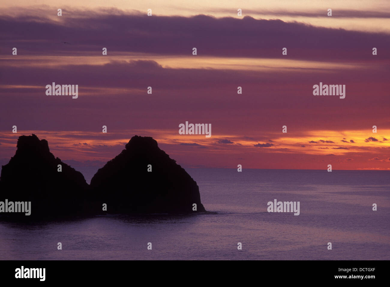 Dois Irmãos Morro rock Formation, die aus dem Boden des Atlantischen Ozeans an der Baia de Sancho in Fernando De Noronha entsteht Stockfoto