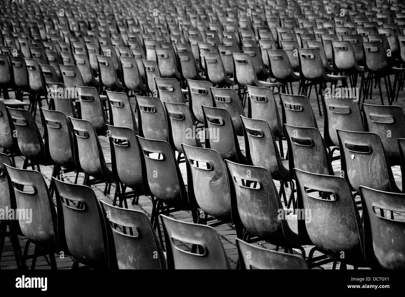 Mehrere Stühle in Reihen. St Peter es Square. Vatikan. Stockfoto