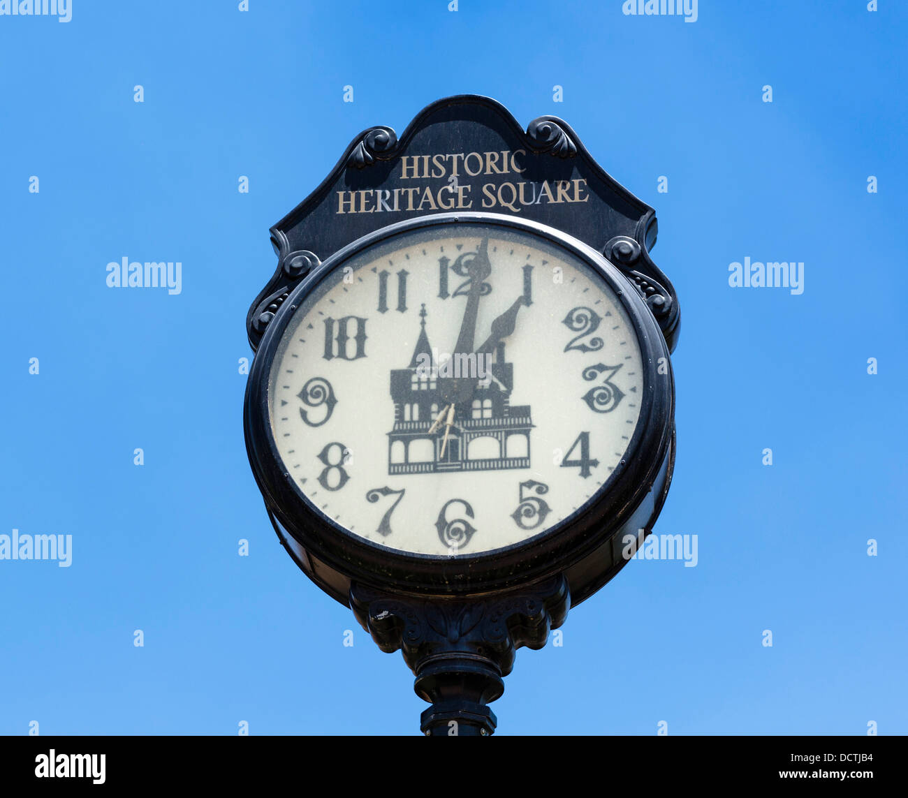 Uhr im historischen Heritage Square Monroe Street in der Innenstadt von Phoenix, Arizona, USA Stockfoto