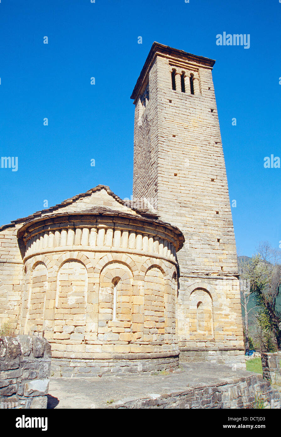 Apsis und Turm von San Pedro Kirche. Larrede, Provinz Huesca, Aragon, Spanien. Stockfoto