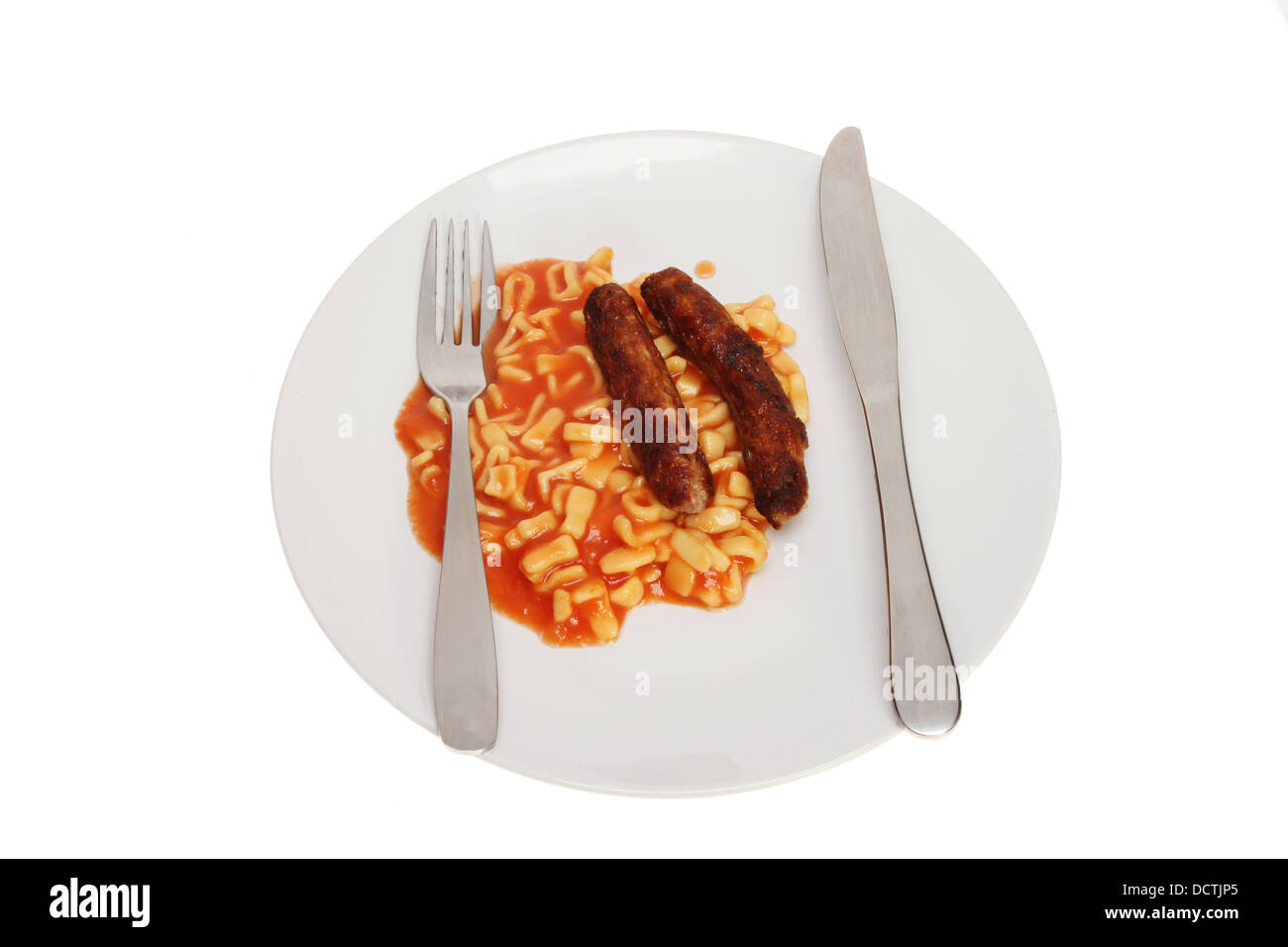 Alphabet-Spaghetti und Würstchen auf einem Teller mit Messer und Gabel isoliert gegen weiß Stockfoto