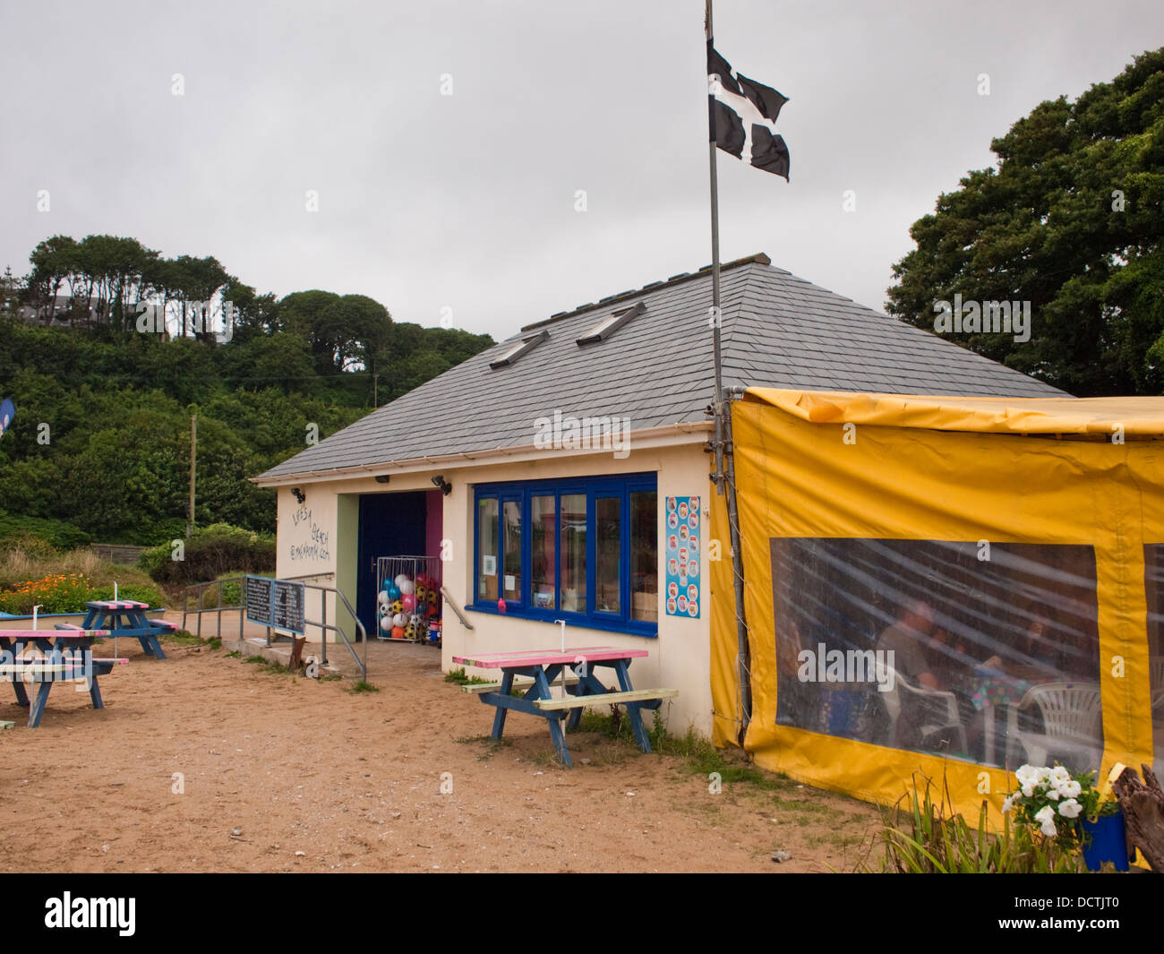 Das Leben ist ein Strand-Cafe in Maenporth Cornwall England UK Stockfoto