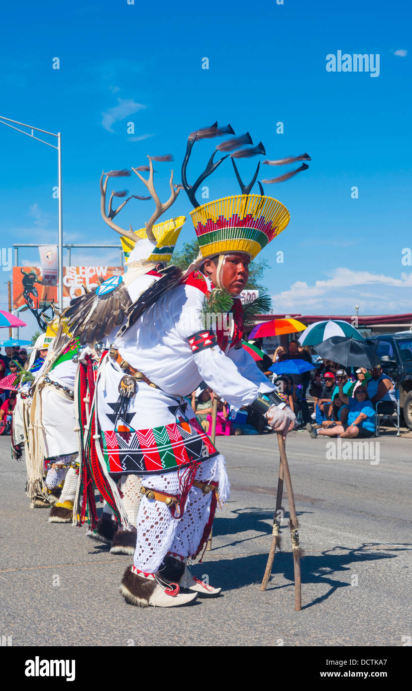 Indianer mit Tracht beteiligt sich bei der 92 jährlichen Inter-tribal feierlichen Parade in Gallup, NM Stockfoto