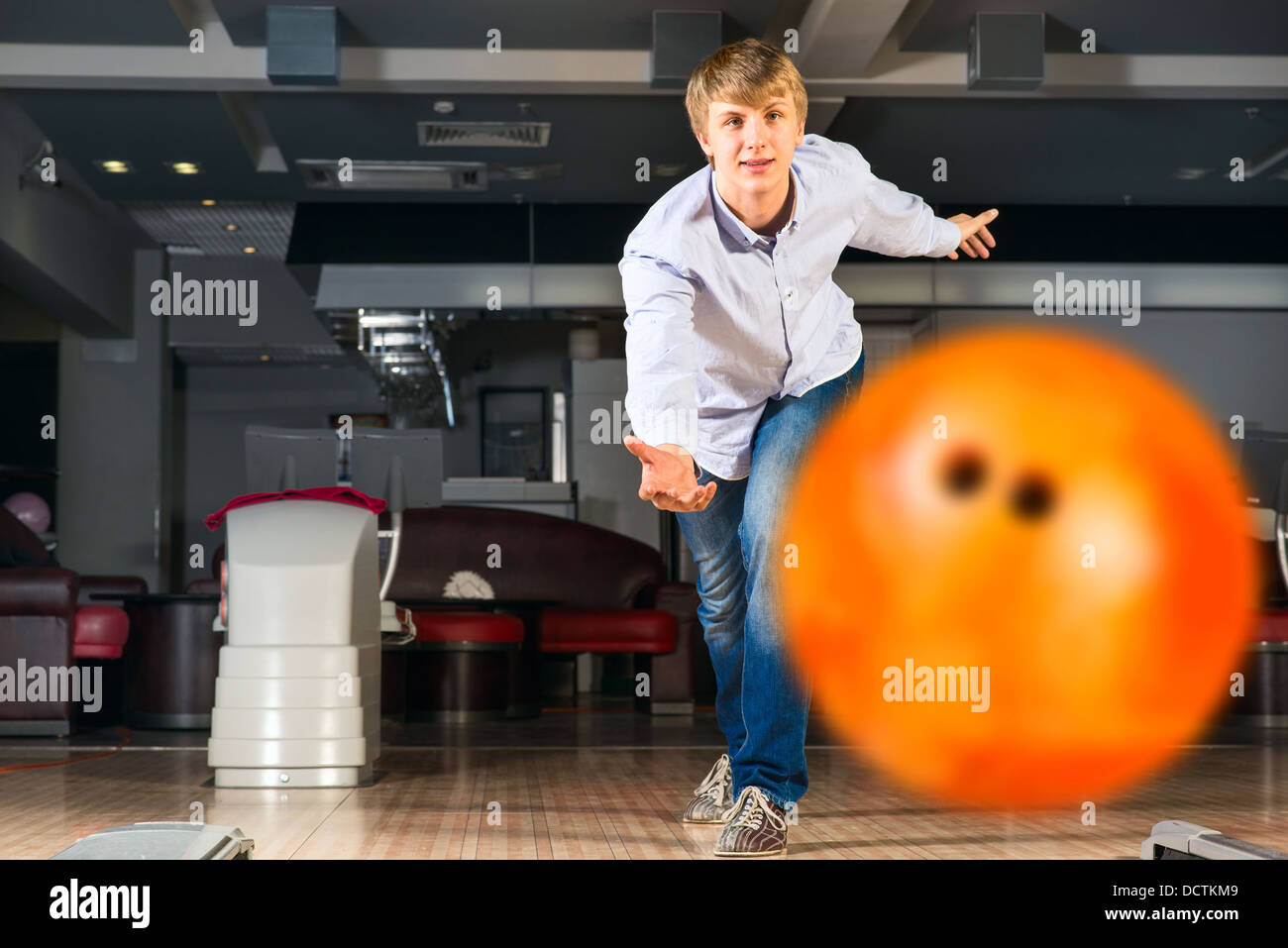 junger Mann spielen bowling Stockfoto