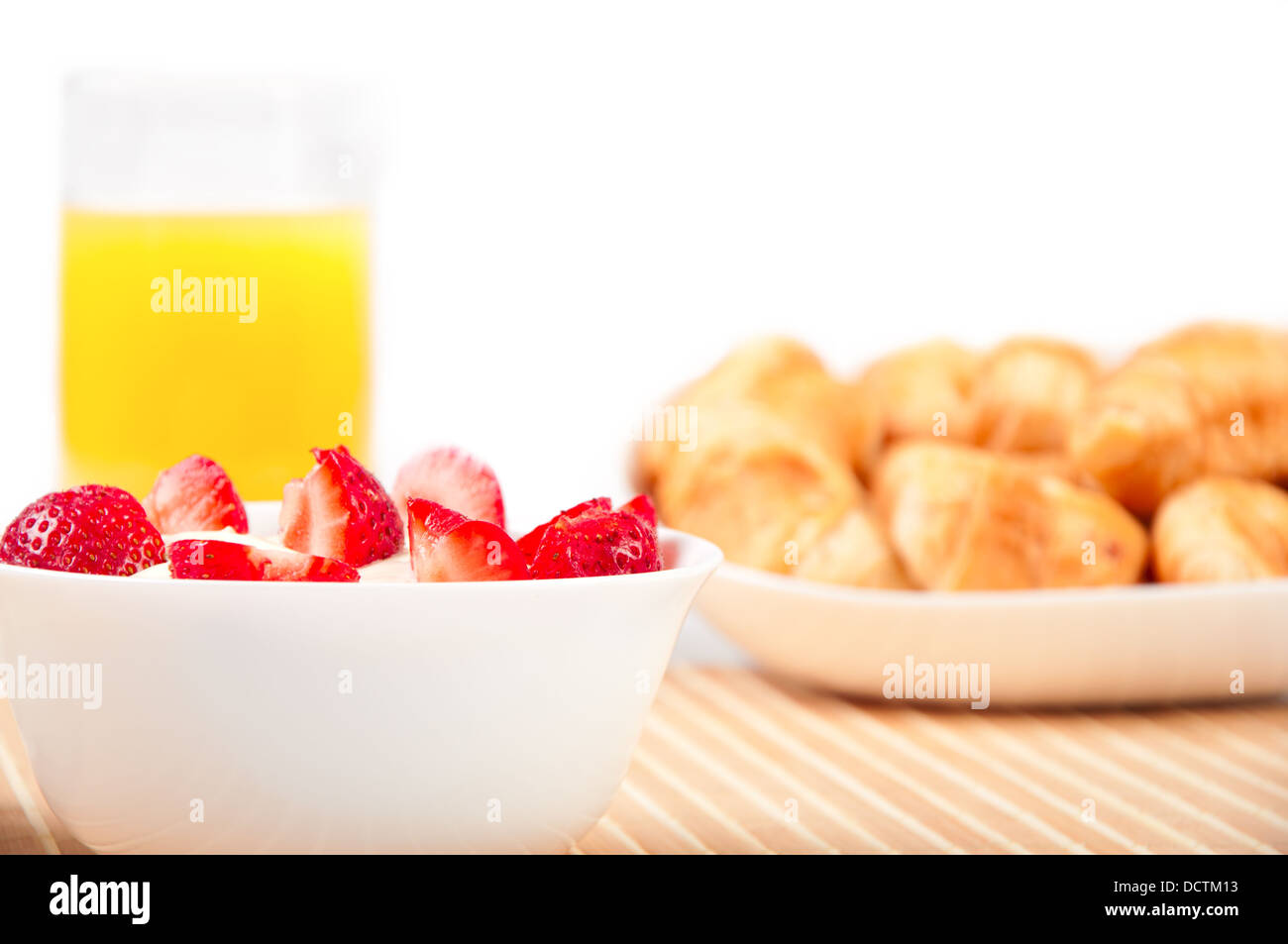 Frühstück mit Beeren, Orangensaft und Croissants Stockfoto