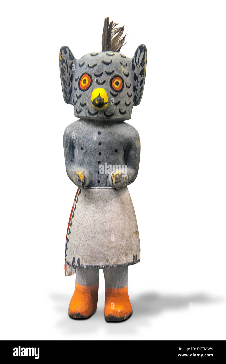 Ein Hopi Owl Kachina Puppe. Er symbolisiert Intelligenz, Weisheit und eine gute Jagd. Das Bild ist ein Knockout auf weißem Hintergrund Stockfoto