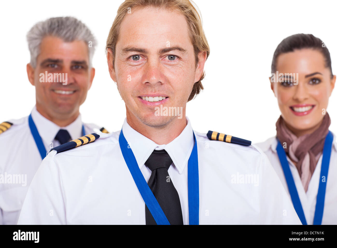 lächelnd ersten Offizier mit Airline Crew auf weißem Hintergrund Stockfoto