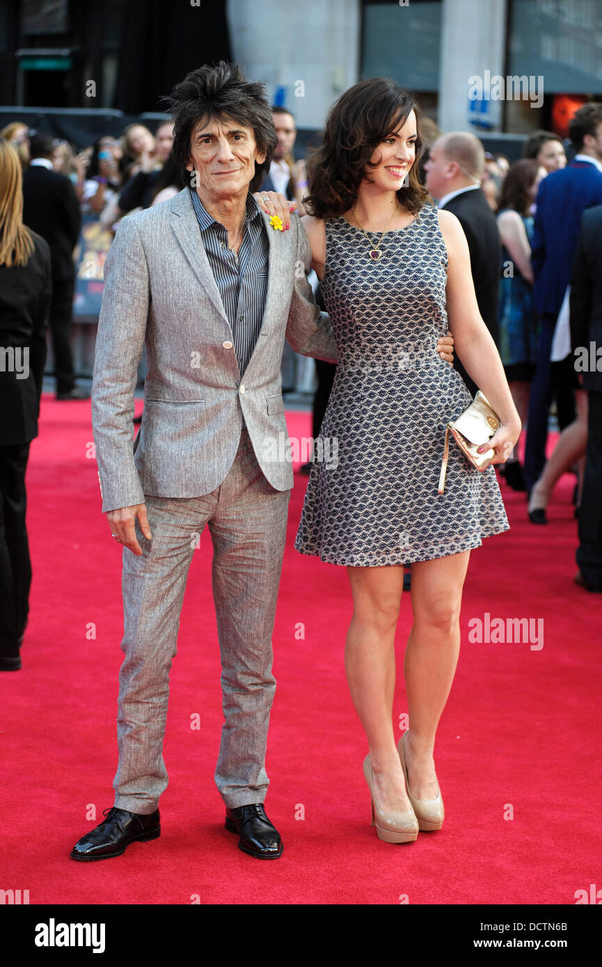 London, UK, 20.08.2013: The World Premiere von One Direction - Dies ist uns 3D. Im Bild: Ronnie Wood, Sally Holz. Bild von Julie Edwards Stockfoto