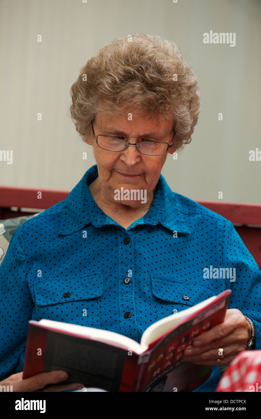 Eine Dame auf dem Deck, einem guten Buch entspannen. Stockfoto