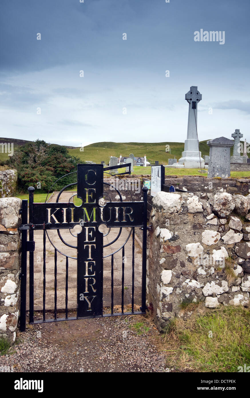 Kilmuir Friedhof, die Isle Of Skye, Schottland, letzte Ruhestätte der jakobitischen Heldin Flora MacDonald (gekennzeichnet durch das hohe Kreuz) Stockfoto