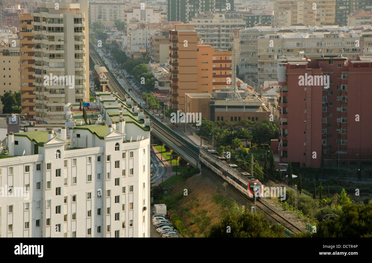 Spanischen Zug Renfe überqueren den Strand Dorf von Fuengirola, Andalusien, Spanien. Stockfoto