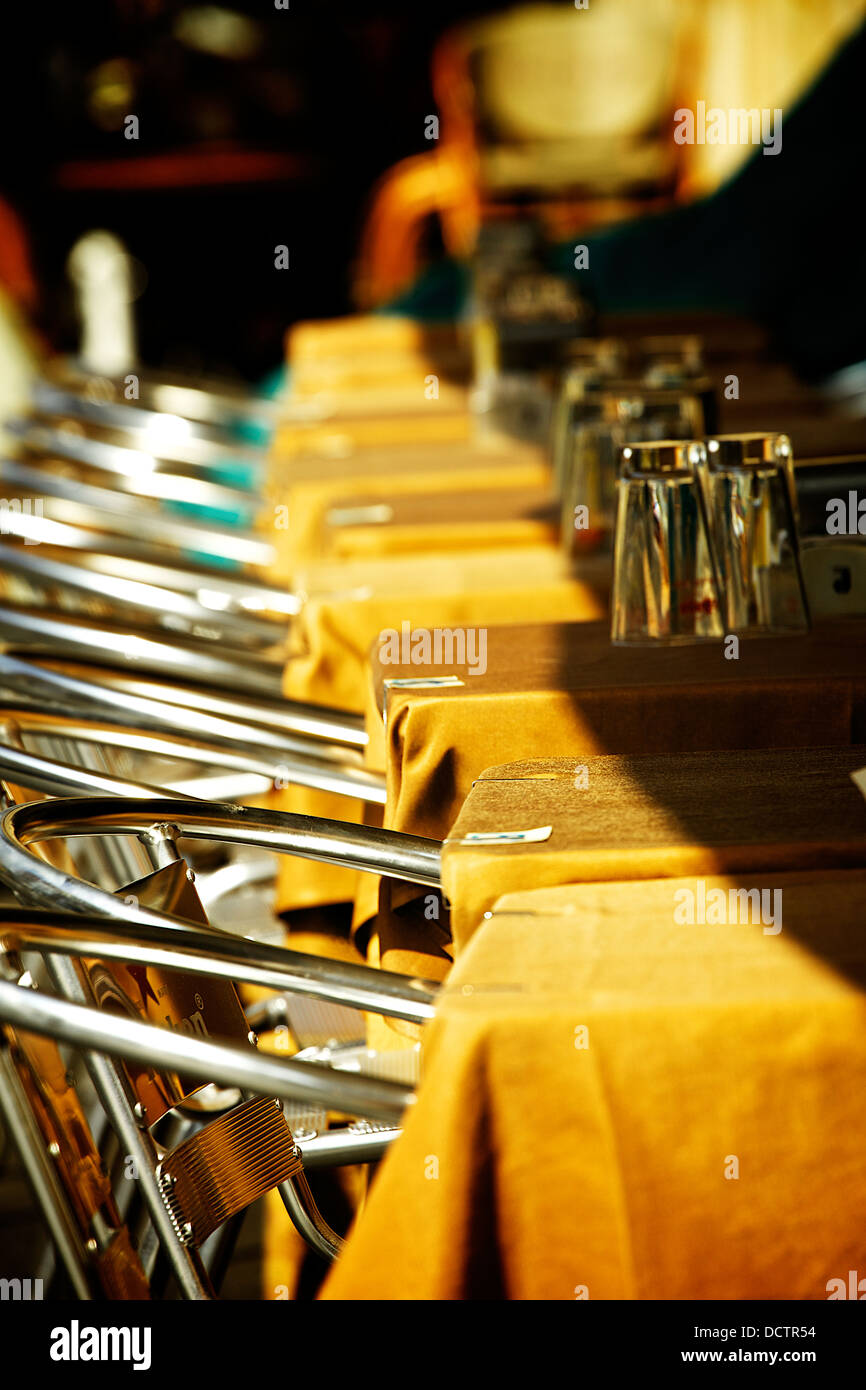 Restaurant-Terrasse in der mittelalterlichen Stadt, Rom - Italien Stockfoto