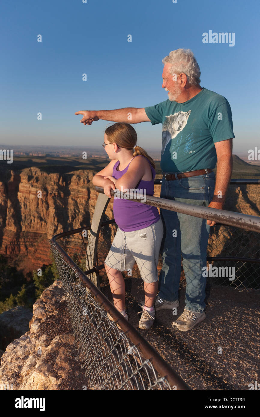 Ein Großvater betont Features des Grand Canyon seiner Enkelin; Arizona, Vereinigte Staaten von Amerika Stockfoto