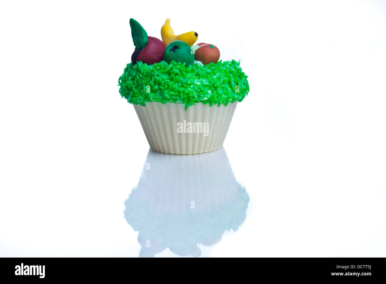 Cupcake mit Puderzucker Obst Dekoration auf weißem Hintergrund Stockfoto