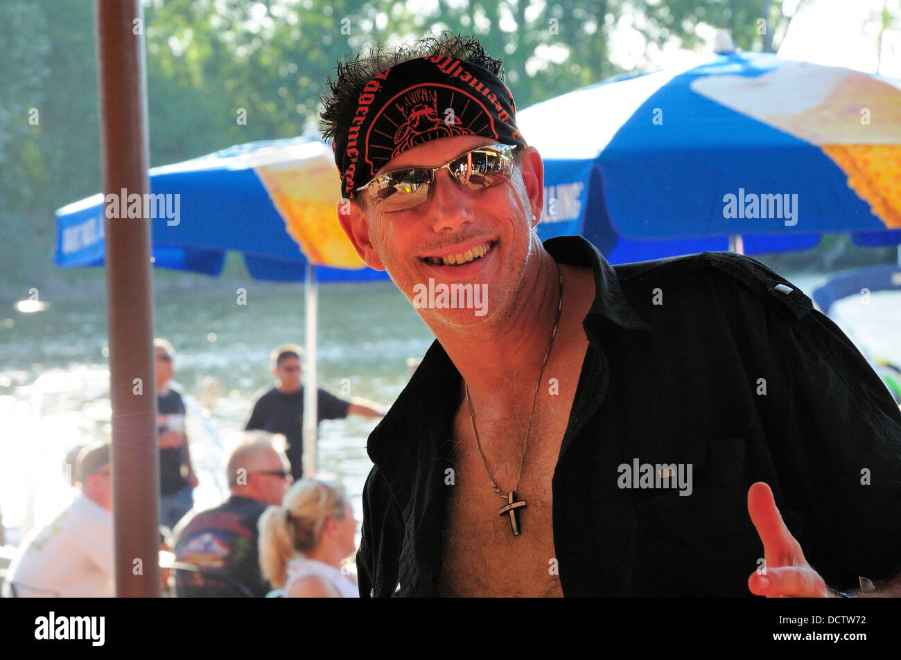 Applying Mann posiert am Biker-Bar. Stockfoto