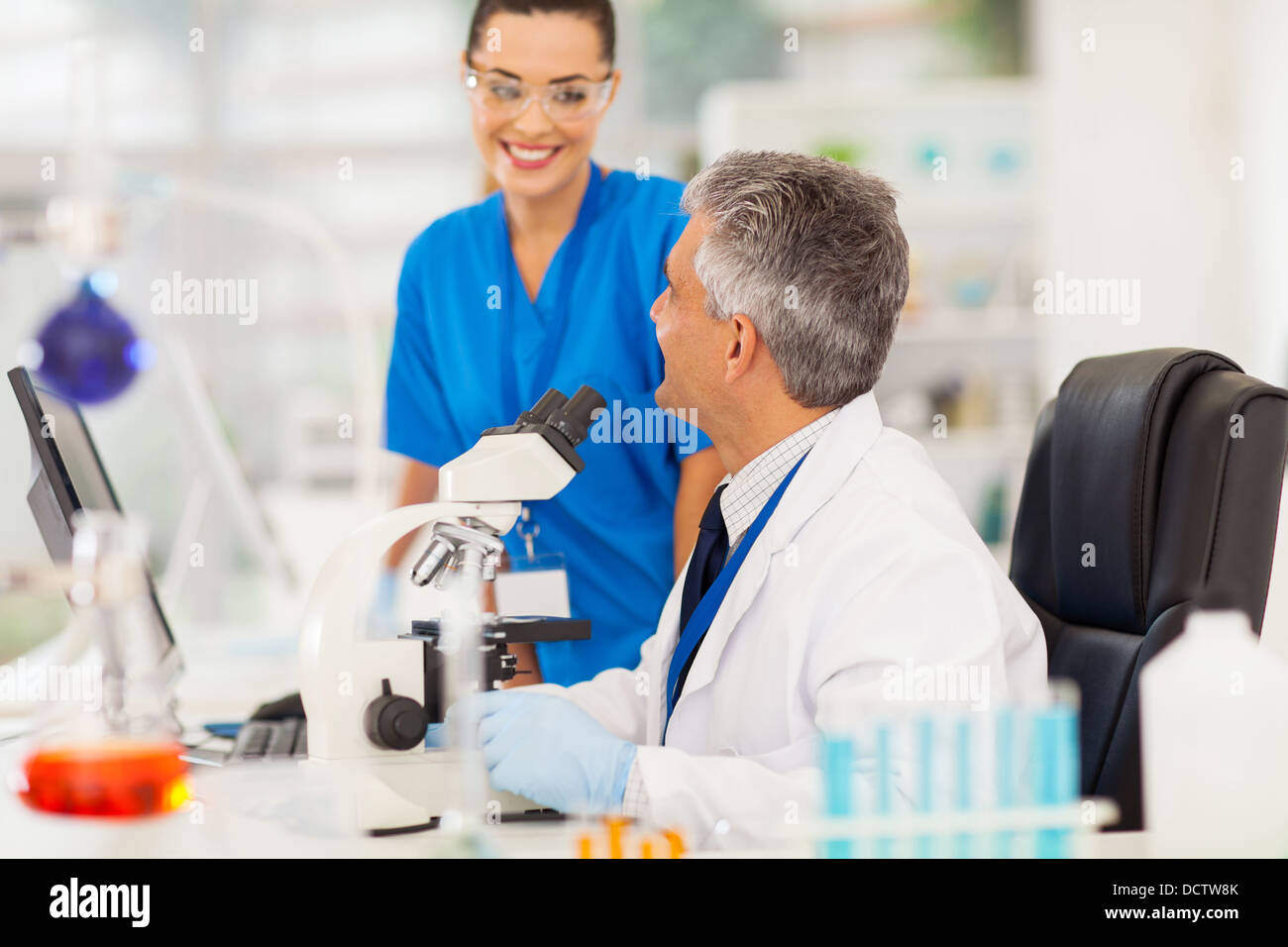 zwei Wissenschaftler in einem Labor Stockfoto