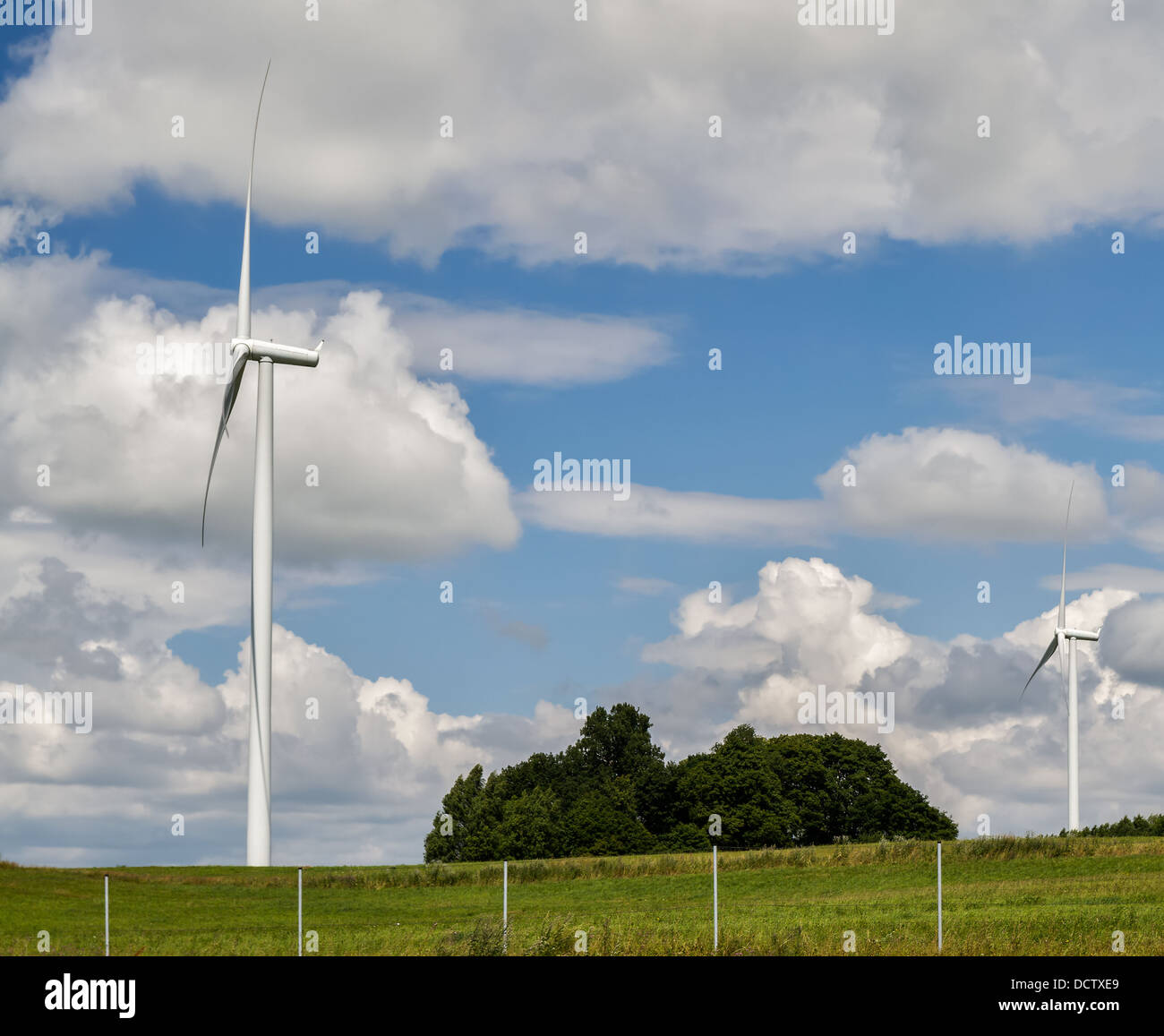 Dreiblatt-Windgenerator mit einer horizontalen Drehachse am Himmelshintergrund Stockfoto