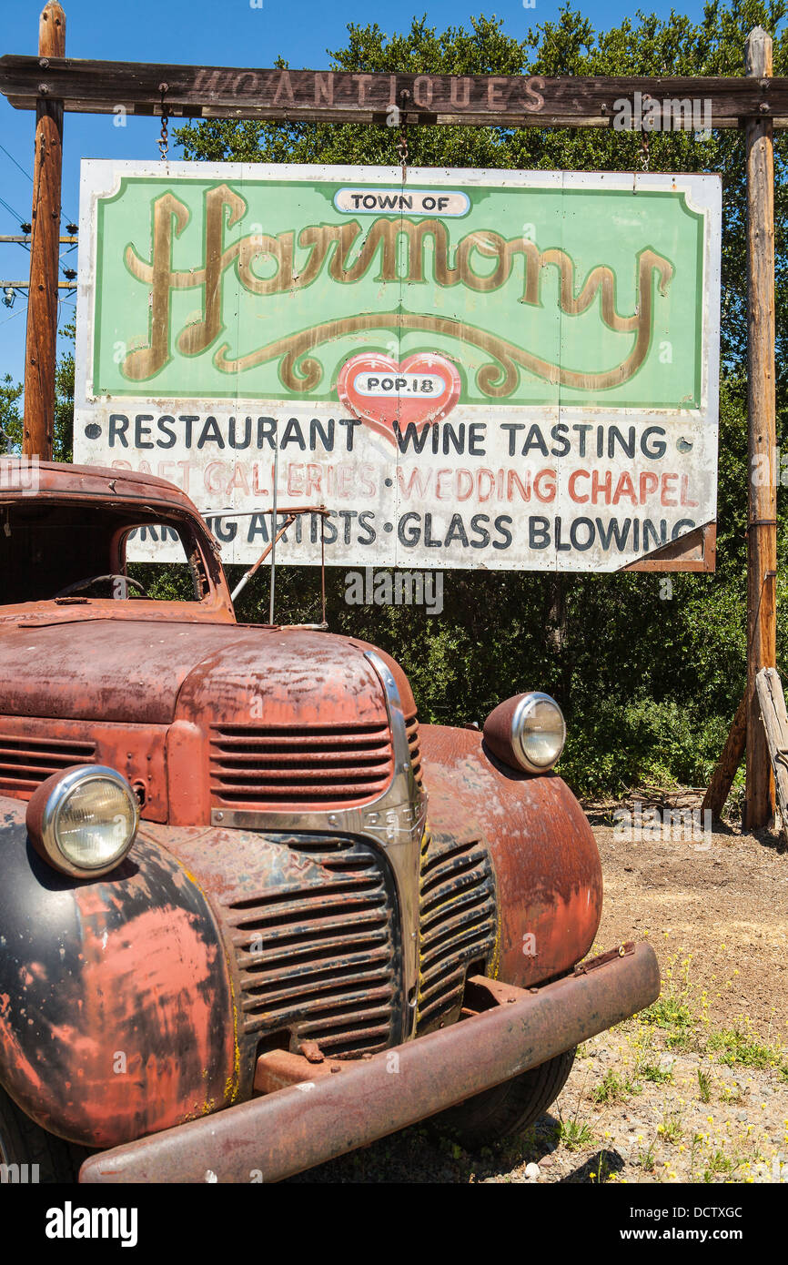 Alter Lkw und Zeichen, Stadt der Harmonie, in der Nähe von Cambria, Kalifornien, Vereinigte Staaten von Amerika Stockfoto