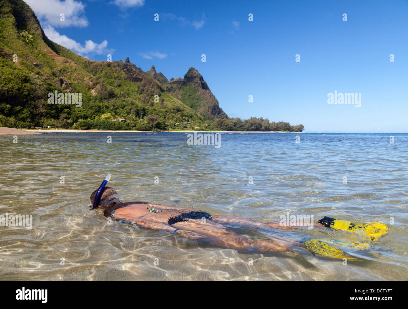 Schnorchler am Tunnel Beach auf Kauai mit Mt. Makana genannt Bali Hai, in der Ferne Stockfoto