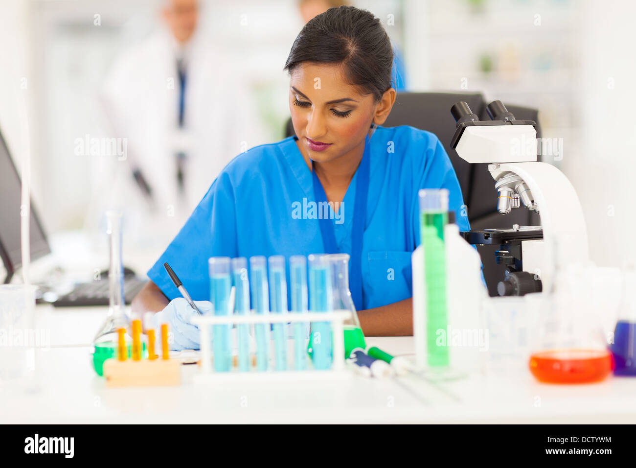 schöne junge indische medizinischer Forscher im Labor Bericht schreiben Stockfoto