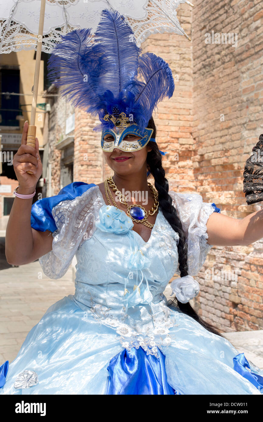 Eine Frau, gekleidet in bunt dekorierten venezianische Maske und Kostüm, Venedig in Italien. Stockfoto