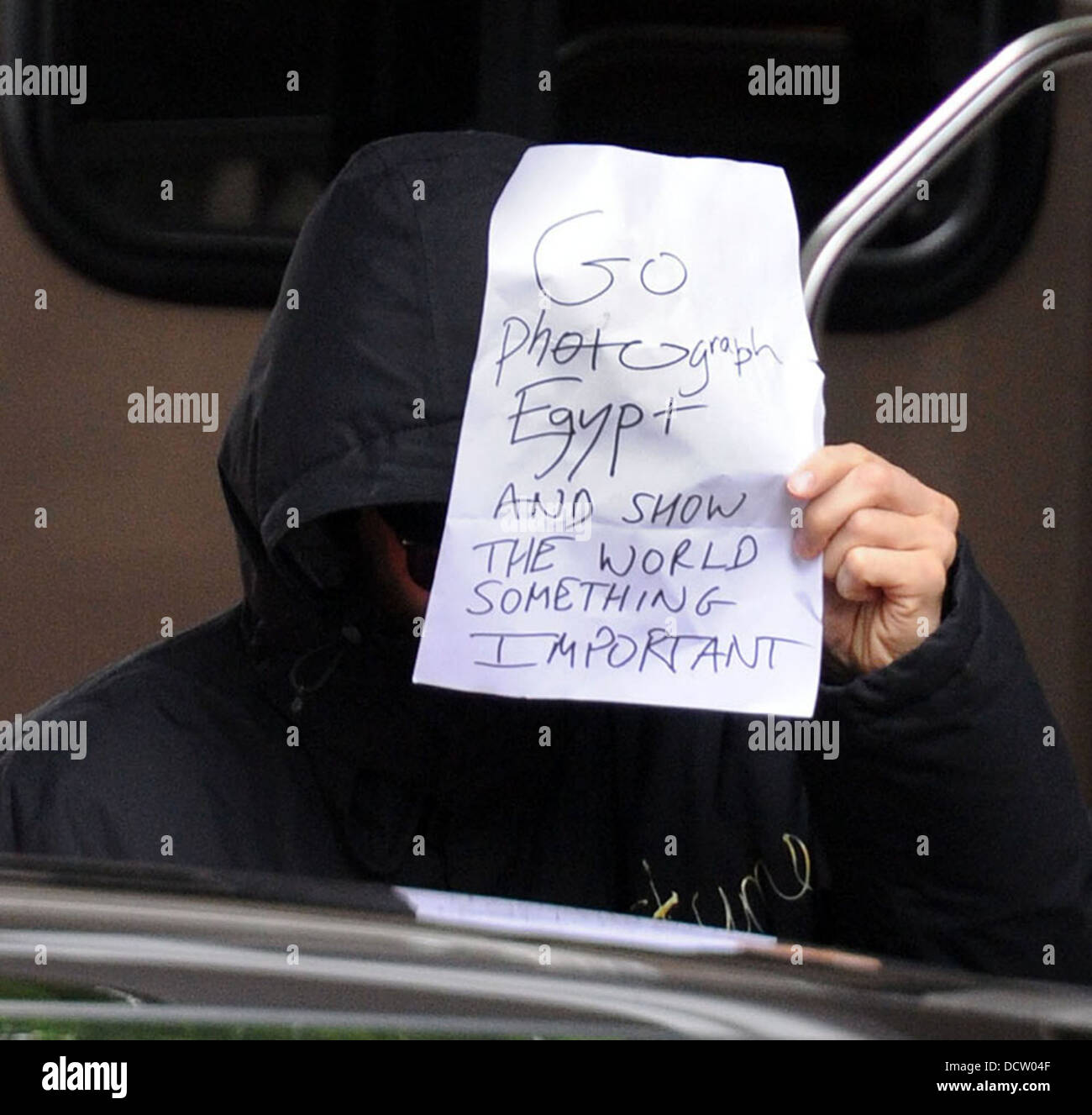 Sherlock Sterne Benedict Cumberbatch hält ein Schild liest "Foto Ägypten zu gehen und zeigen Sie der Welt etwas wichtiges". Stockfoto