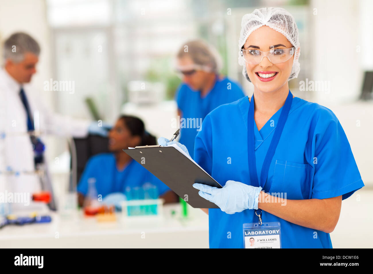 fröhliche medizinische Forscherin Bericht zu schreiben, nachdem ich Laborversuche Stockfoto