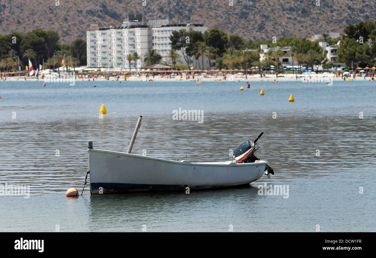 Malerische Aussicht auf den Strand von Alcudia mit Boot im Vordergrund, Mallorca, Spanien. Stockfoto