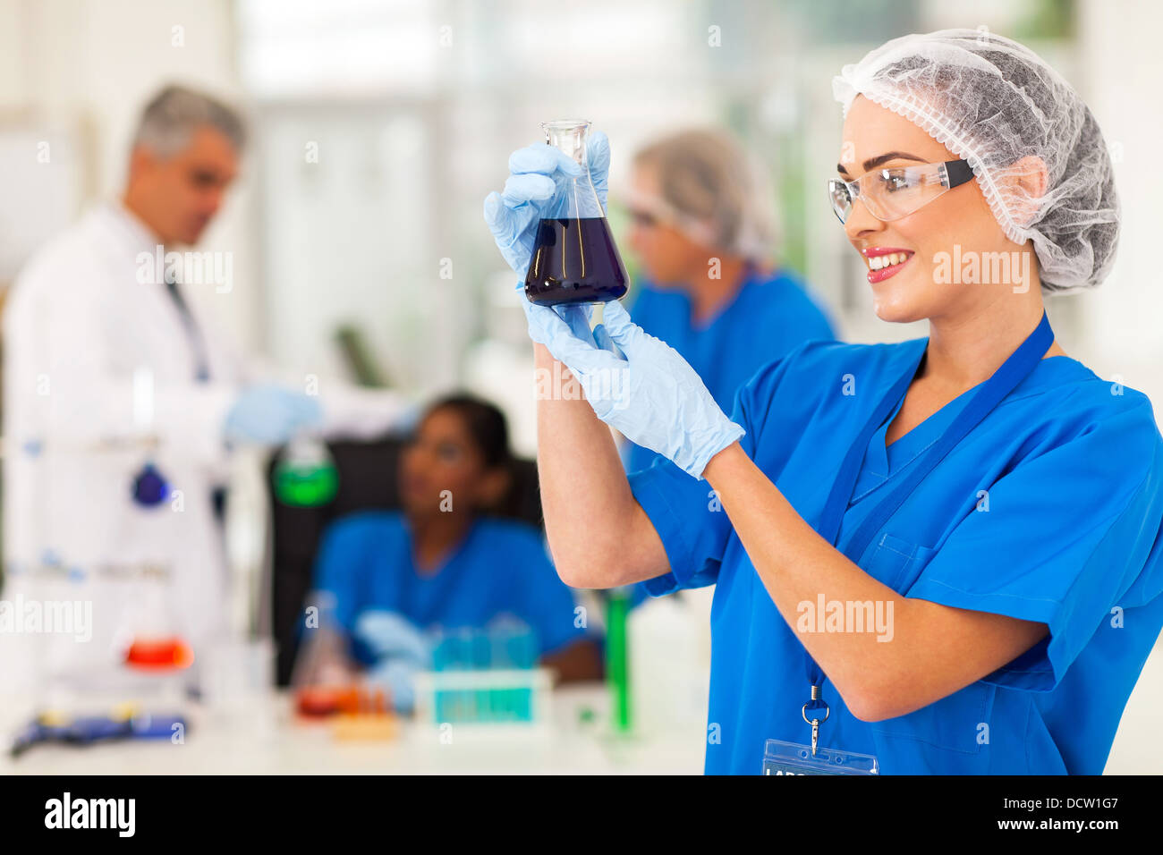 schöne Wissenschaftler Substanzen im Labor Stockfoto