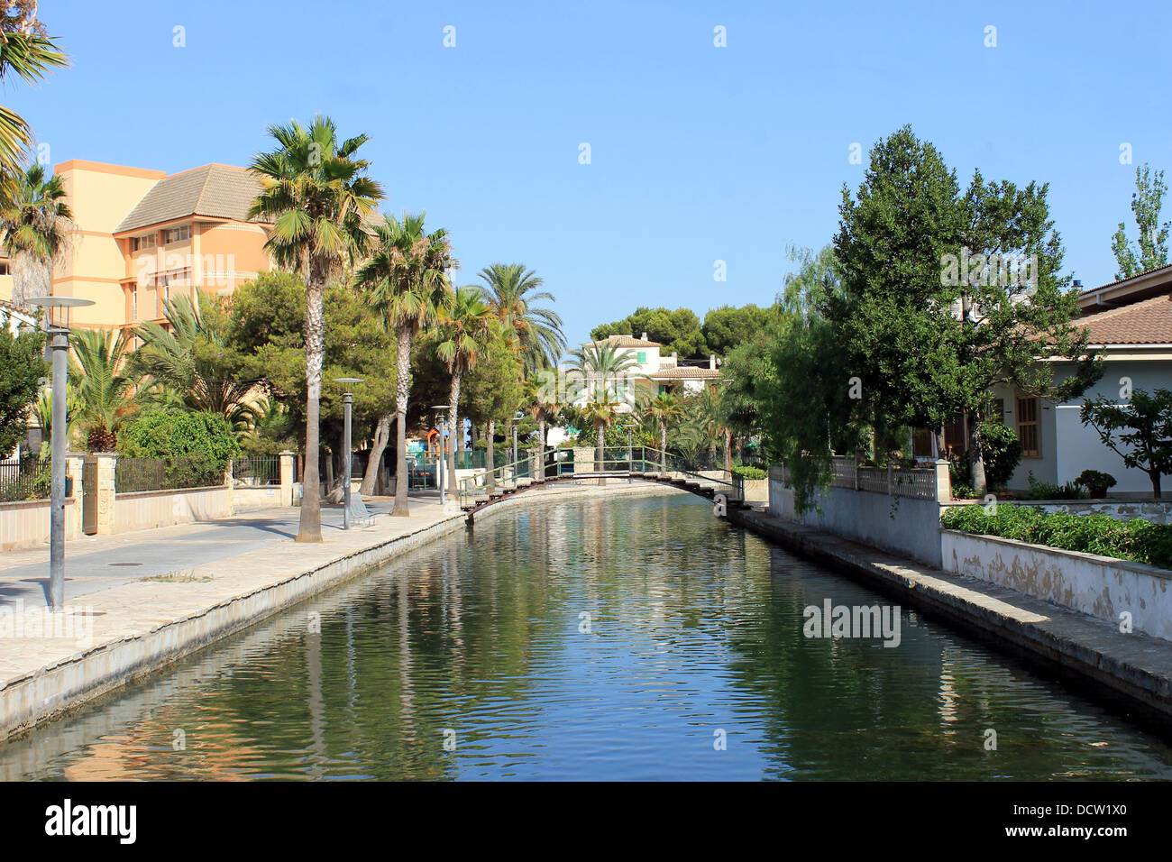 Malerische Aussicht auf den Kanal in der Altstadt von Alcudia, Mallorca, Spanien. Stockfoto