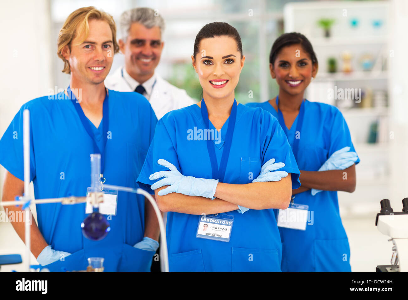 fröhliche medizinische Forscher im Labor Stockfoto