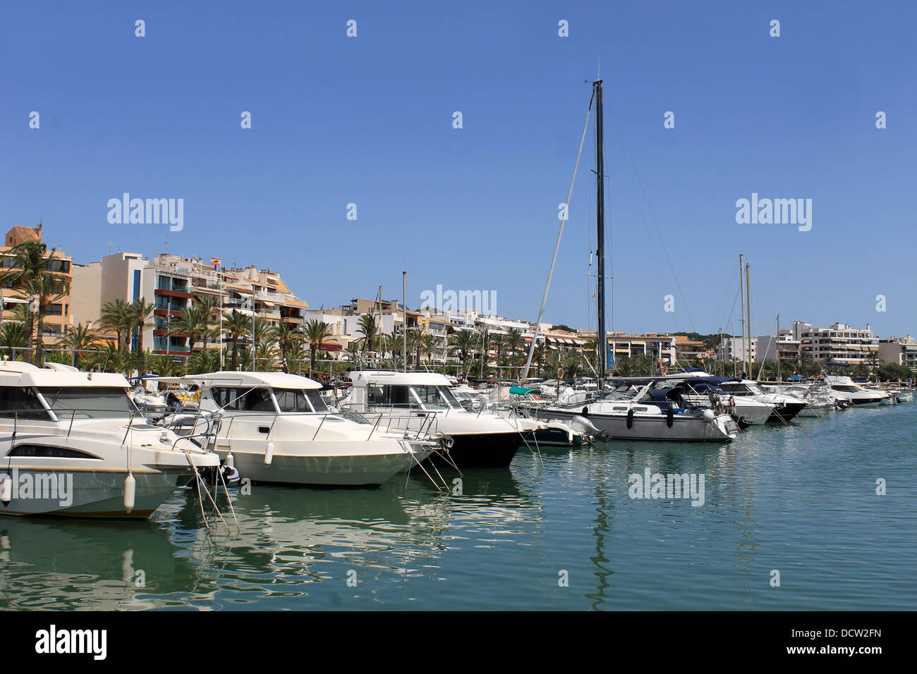 Boote vertäut im Hafen von Alcudia, Mallorca, Spanien. Stockfoto