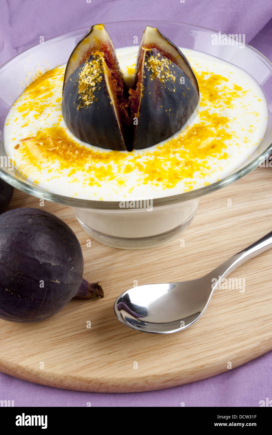 Joghurt mit süßen Feigen und essbare goldenen Flocken Stockfotografie ...