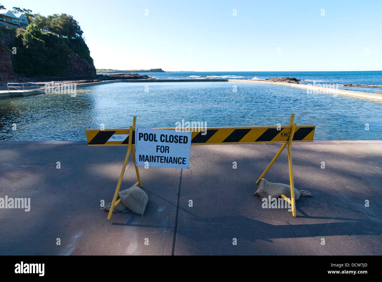 "Pool wegen Wartungsarbeiten geschlossen" Schild am Swimmingpool im freien Ozean, am Kiama, New-South.Wales, Australien Stockfoto