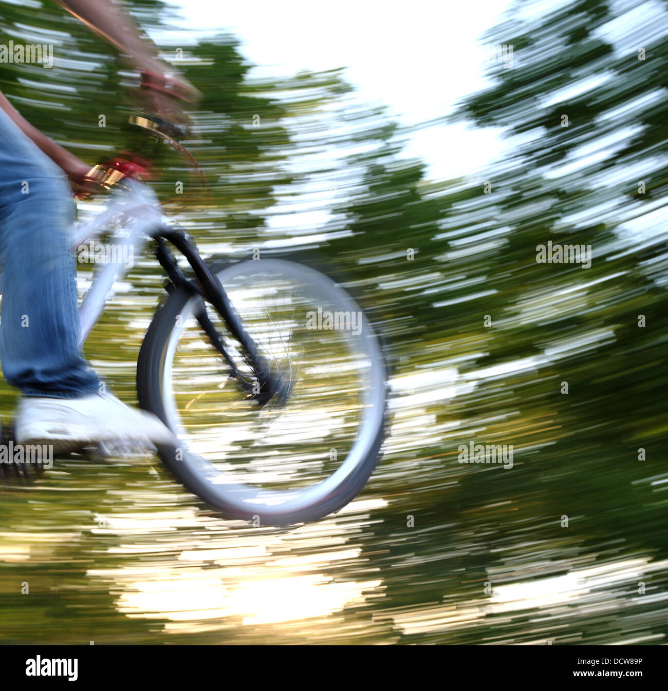 Junge in der Luft bmx-Biker (Bewegungsunschärfe wird verwendet, um Bewegung zu vermitteln Stockfoto